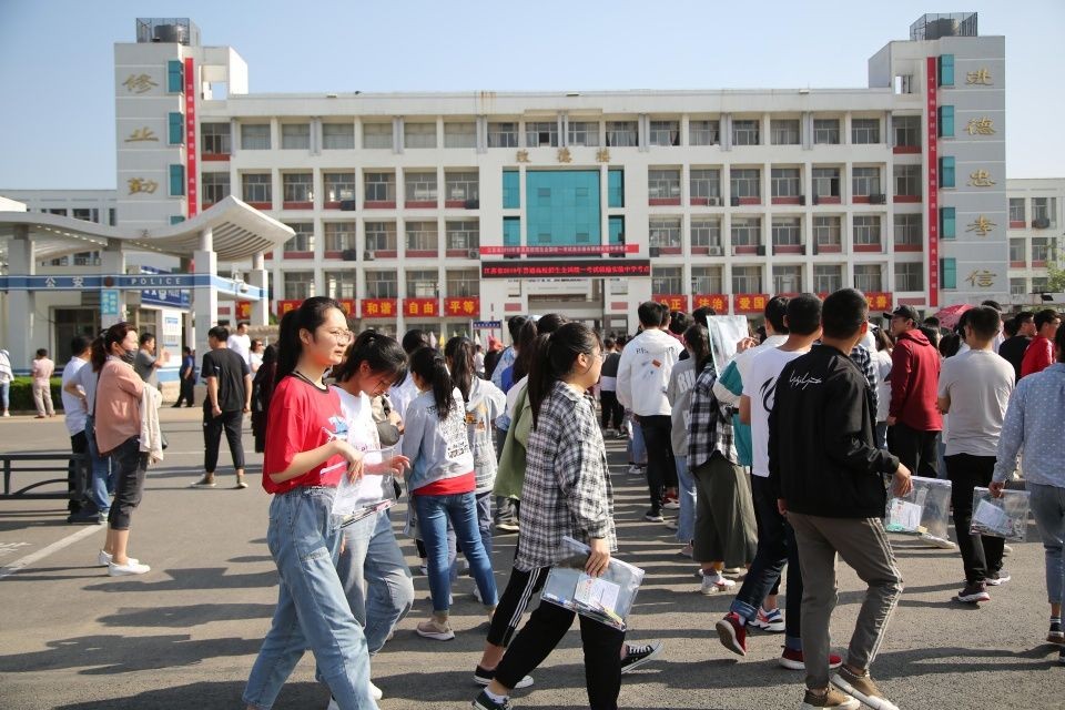 2019年6月7日，中國江蘇省連雲港市贛榆區實驗中學，考生們陸續進入考場。（圖源：互聯網）