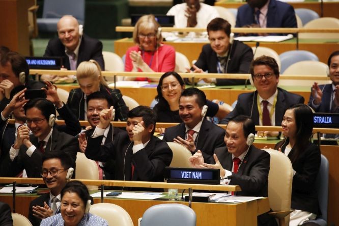 越駐聯合國代表團歡慶當選聯合國安理會非常任理事國。（圖源：越通社）