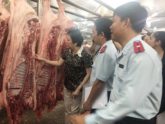市食品安全跨部門監察工作團對福門集散市場的豬肉品質和來源進行檢查。（圖源：金玄）