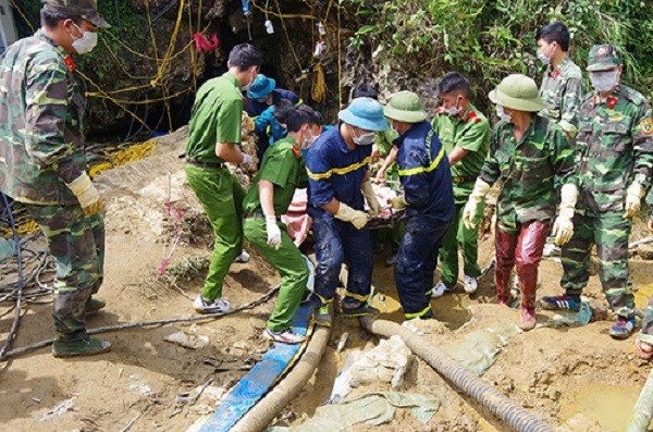 救援與搜救力量將被困在石洞的江紹呂遇難者的屍體搬出洞外。（圖源：恒王）