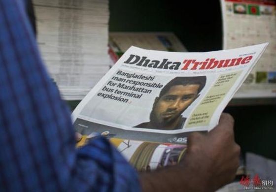 這張照片中，一名孟加拉國男子在看報，報紙首頁顯示的是有關孟加拉國男子烏拉（Akayed Ullah）的新聞。現年28歲的孟加拉國移民烏拉被指控在紐約地鐵裡引爆自製炸彈。（圖源：AP）