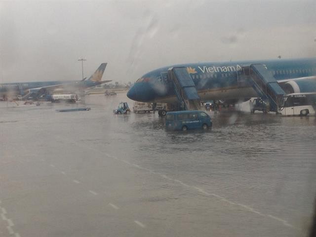 排水系統疏濬、改造項目進度停滯不前，導致新山一機場每逢 降雨就嚴重受淹。