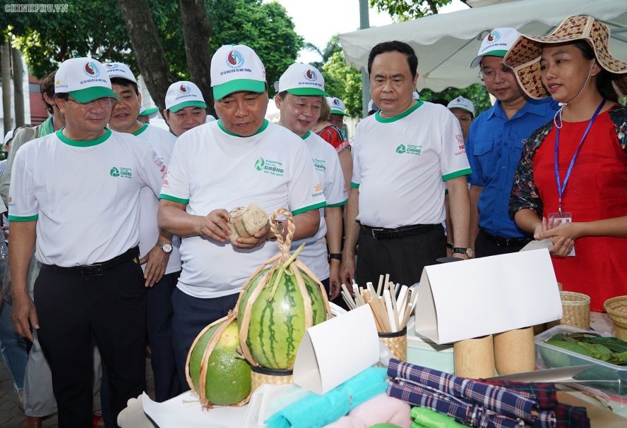阮春福總理參觀有利環保產品。（圖源：光孝）