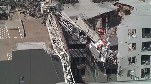 起重機砸中旁邊一座公寓樓的東部住宅區以及車庫。（圖源：CNN）