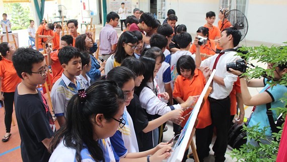 學員們與東方之珠中學的學生交流。