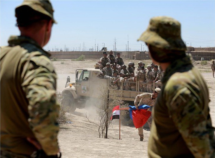 圖為新西蘭、澳大利亞士兵與伊拉克安全部隊，日前在塔吉基地進行演訓。（圖源：AP）