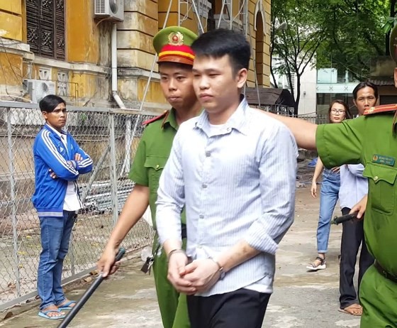 法院判刑後，法警把阮文懷靈押出法庭送往監獄服刑。（圖源：梅花）