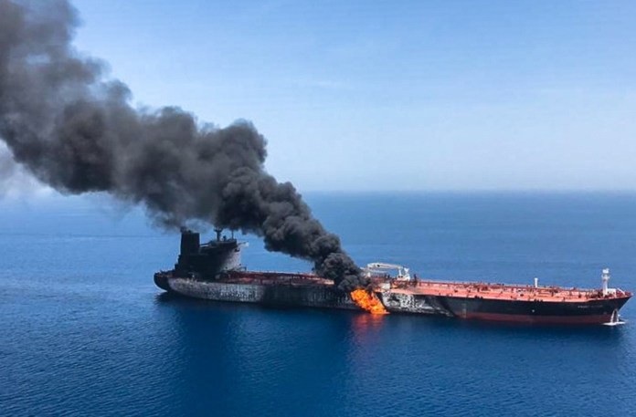 遇襲油輪冒出黑煙和起火。（圖源：AFP）