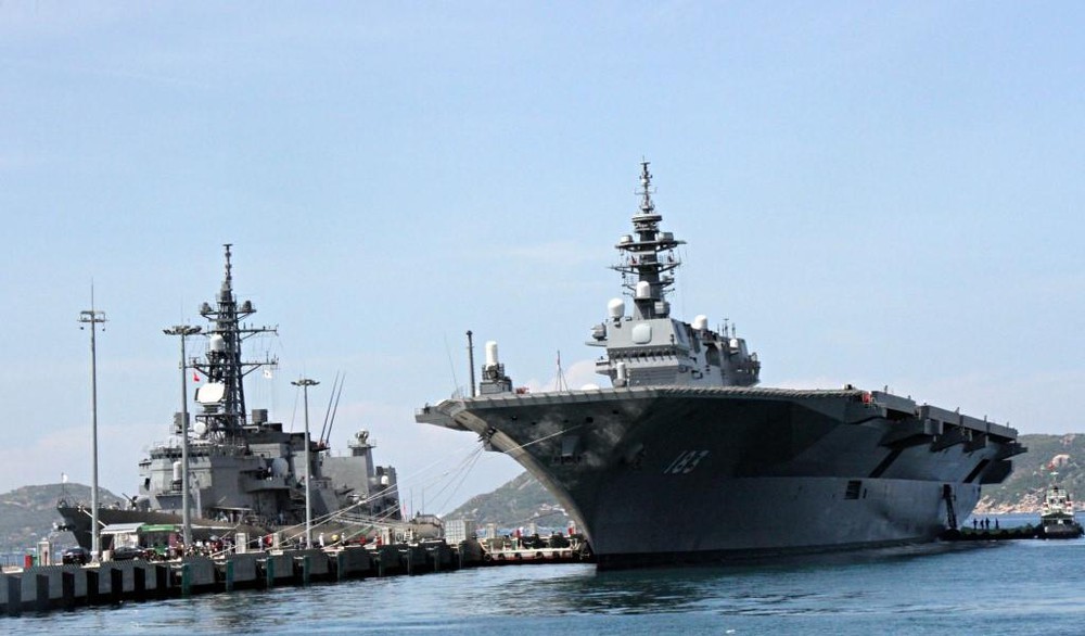 日本兩艘護衛艦在金蘭國際港口靠岸停泊。（圖源：阮鐘）