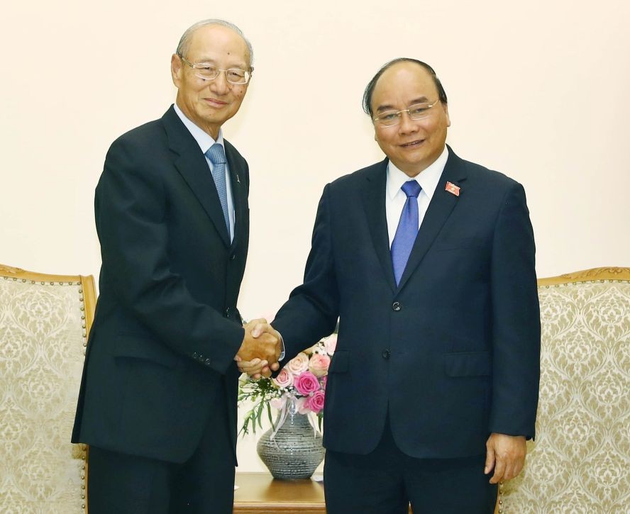 政府總理阮春福（右）接見新加坡嘉德置地集團總裁黃記祖。（圖源：越通社）