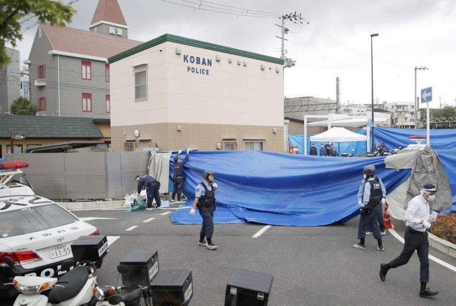 日本大阪府吹田市16日發生警員遇襲佩槍遭搶事件，警方在案發現場進行調查。*（圖源：路透社）