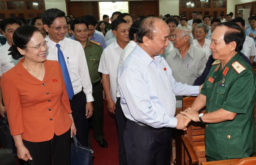 政府總理阮春福與海防市選民接觸。（圖源：光孝）