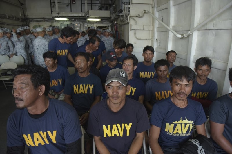 獲救的22名菲律賓漁民。（圖源：AP）