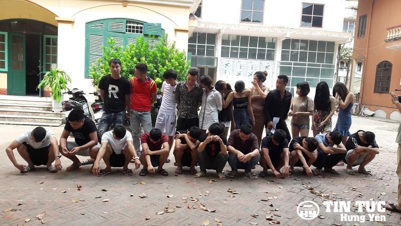 被扣留在公安派出所的24名疑似吸毒者。（圖源：興安新聞網）