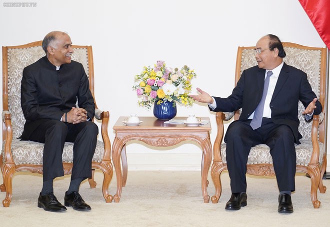 政府總理阮春福(右)接見值工作任期屆滿前來辭別的印度駐越南大使帕爾瓦塔納尼‧哈里什。（圖源：光孝）