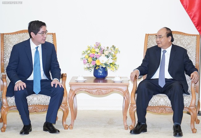 政府總理阮春福（右）接見菲律賓對越南最大的投資企業之一的JG頂峰集團總裁吳詩農。（圖源：VGP）