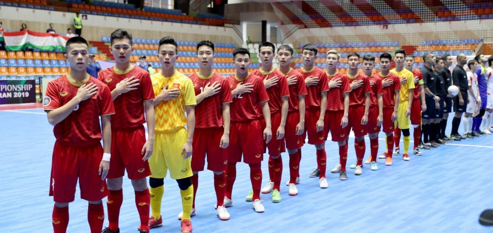 越南隊賽前同唱國歌。（圖源：互聯網）