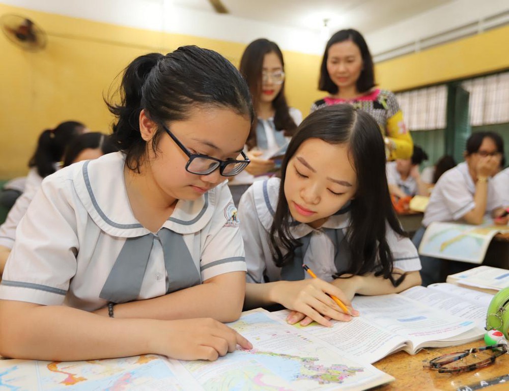 市雄王高中學校十二年級學生正溫習地理科。