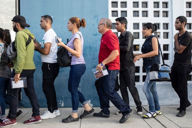 委內瑞拉人在厄瓜多爾 - 秘魯邊境排隊等候為護照蓋章。（圖源：聯合國難民署）
