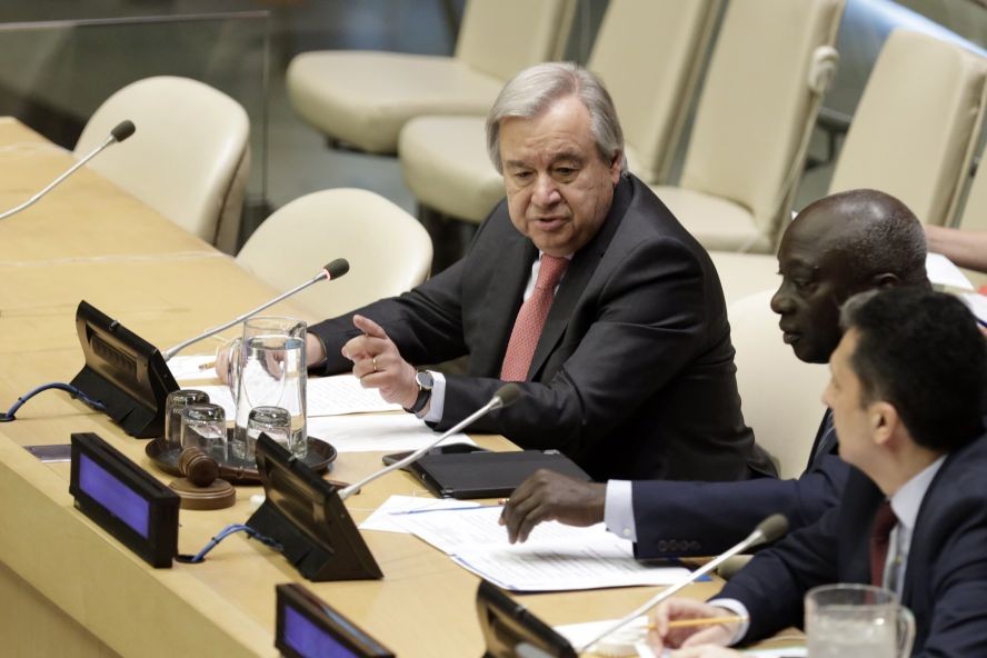 6月18日，在位於紐約的聯合國總部，聯合國秘書長古特雷斯（左）發表講話。（圖源：新華社）