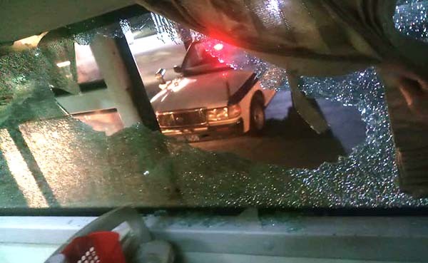 臥鋪客車遭人擲石頭砸破玻璃窗，導致一名女乘客受傷。（圖源：CTV）