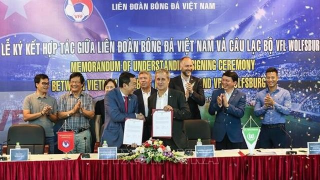 越南足球協會與德國沃爾夫斯堡足球俱樂部合作協定簽字儀式。（圖源：互聯網）