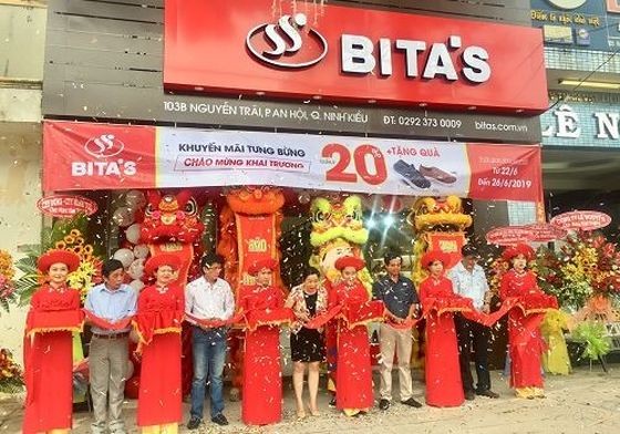 Bita's在芹苴市寧喬郡會安坊舉行平新鞋品專售店開張儀式。