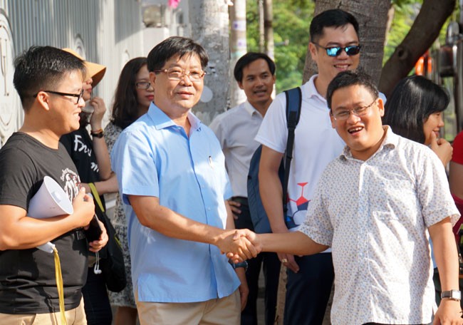 市法律大學副校長陳黃海（左二）與被分配到滀臻省執行監考任務的講師們握手道別。（圖源：權陳）