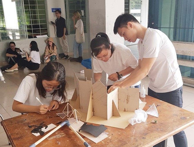 建築系大學生製作模型參加課程。
