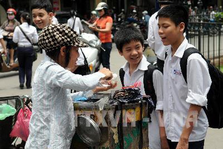 在學校附近擺賣的食物檔吸引眾多學生光顧。