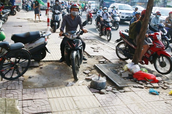 本市某人行道因騎摩托車者走上而造成損壞。