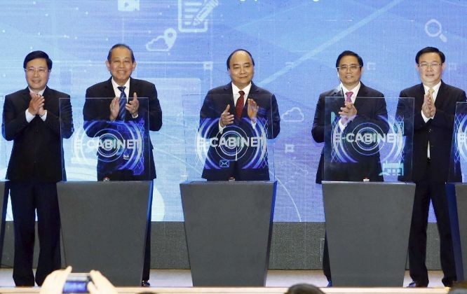 政府總理阮春福（中）出席政府內部電子公務處理系統(e-Cabinet)啟動儀式。（圖源：越通社）