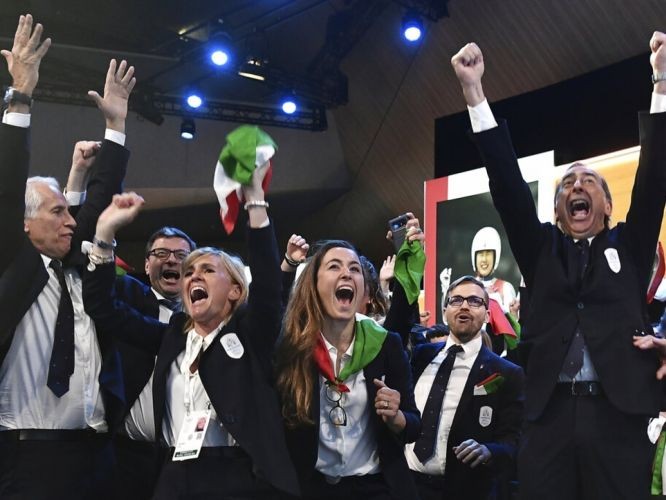 意大利代表團在公佈結果後一片歡騰。（圖源：AP）