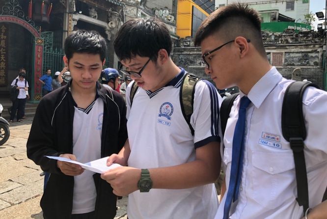 文朗學校華人考生考試後互相交流。