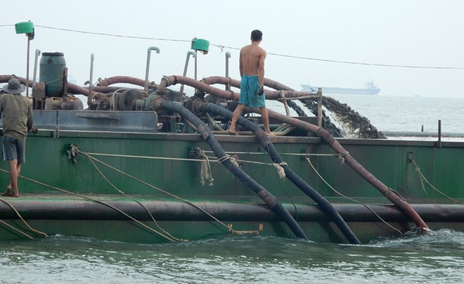 圖為在芹耶縣馬嶼海域非法採沙駁船。（圖源：公元）