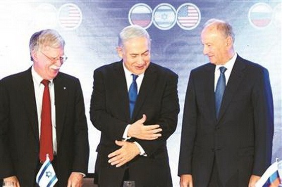 6月25日，（從左至右）美國總統國家安全事務助理約翰·博爾頓、以色列總理內塔尼亞胡和俄羅斯聯邦安全會議秘書帕特魯舍夫在耶路撒冷出席會晤。（圖源：新華社）