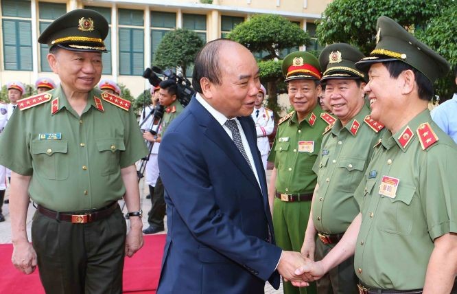 阮春福總理親切問候公安幹部。（圖源：越通社）