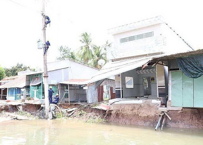 4月底時芹苴市烏門河岸發生土地坍塌，多間房屋已沉入河中。