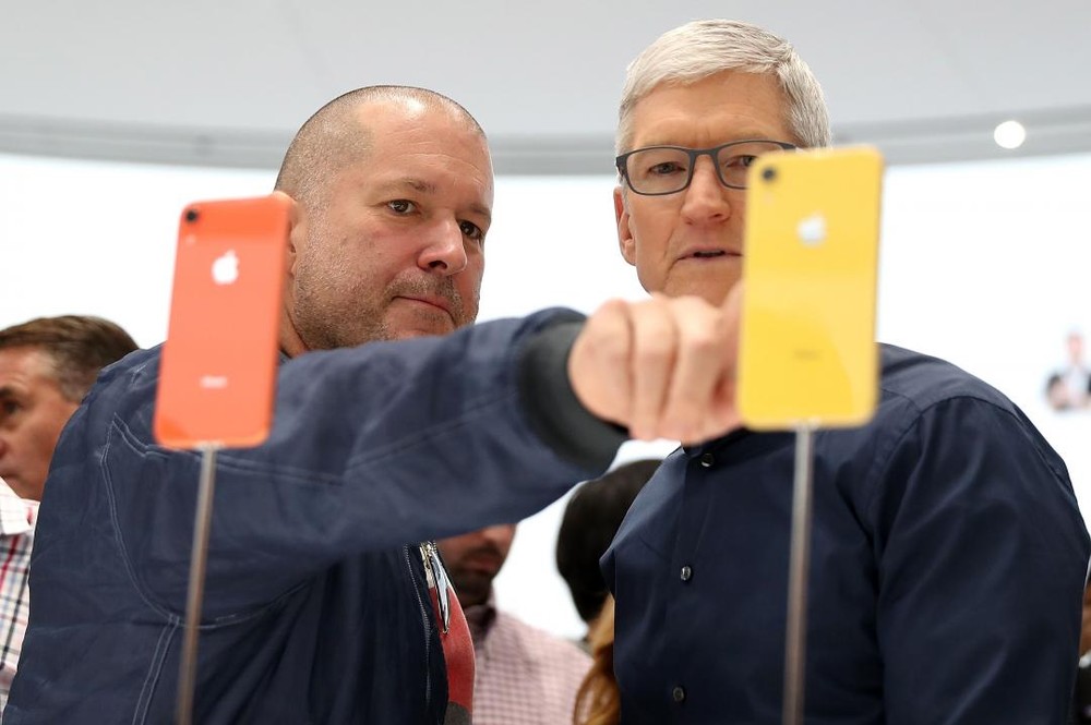 左為 Jony Ive、右為執行長 Tim Cook，兩人在 iPhone XR 發表會的畫面。（圖源：AFP）