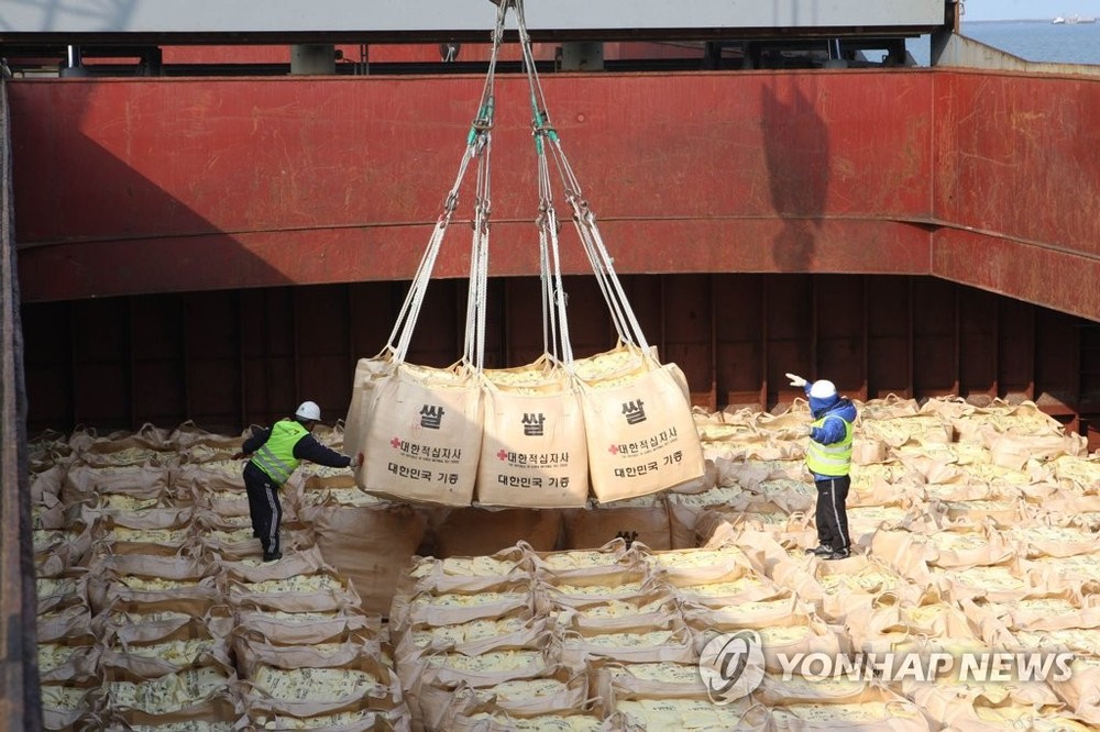 韓向朝提供大米援助，在韓國港口裝船。（圖源：韓聯社）