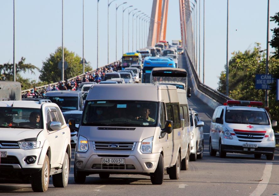 高峰時段檳椥迪廟橋改為單向車道以緩解堵車情況。（圖源：越快訊）