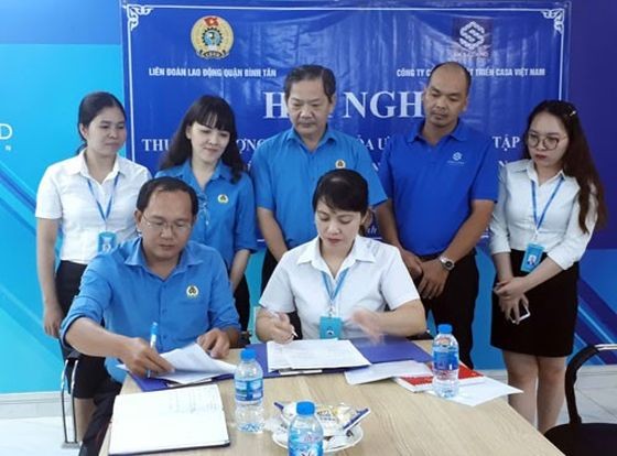 平新郡勞動聯團代表與越南Casa公司經理簽署集體勞動協議。