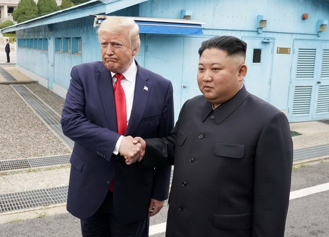 特朗普與金正恩在韓朝非軍事區見面。（圖源：路透社）