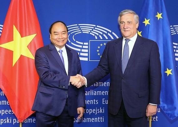 阮春福總理（左）去年10月訪歐盟時會見歐洲議會會長安東尼奧‧塔亞尼。（圖源：VGP）