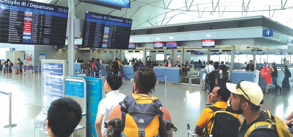 乘客在通訊屏幕跟進航班訊息。（圖源：互聯網）