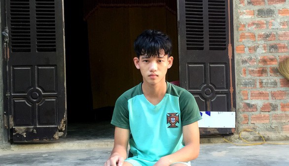 在救人後，陳文南失神地坐在屋簷下。
