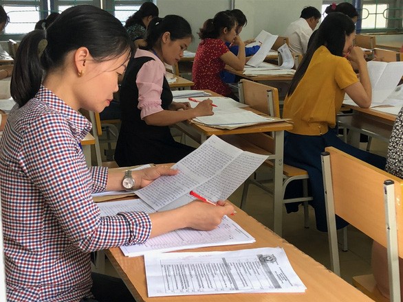 萊州省高考改卷老師們在為語文試卷評分。（圖源：永河）