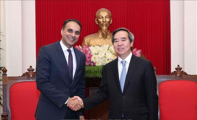 中央經濟部長阮文平（右）接見亞洲開發銀行(ADB)副主席阿赫麥德‧賽義德。（圖源：越通社）