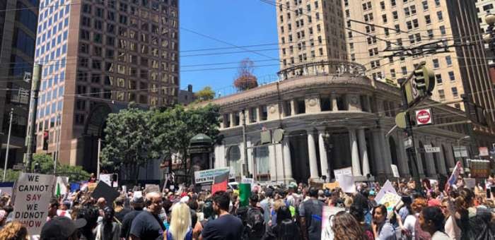 當地時間7月2日，示威者聚集在美國舊金山爆發抗議活動，要求關閉拘留移民兒童和家庭的拘留中心。（圖源：互聯網）