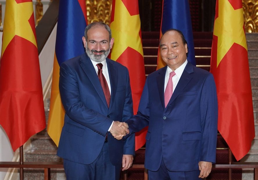 政府總理阮春福（右）與亞美尼亞共和國總理尼古爾‧帕希尼安會面時握手。（圖源：光孝）